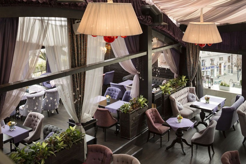 Die Atmosphäre eines eleganten Restaurants in Warschau